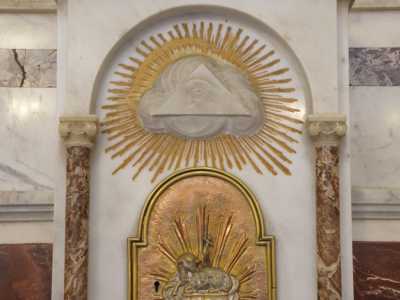 ...cos� come a Santa Lucia, sul quale campeggia un �occhio della provvidenza� realizzato in marmo